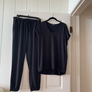 EUC Brigitte Brianna 2 pc blouse tee & street jogger set. Medium Wrinkle Free